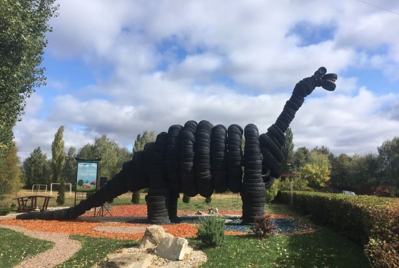 Динозавр из шин в Липецке